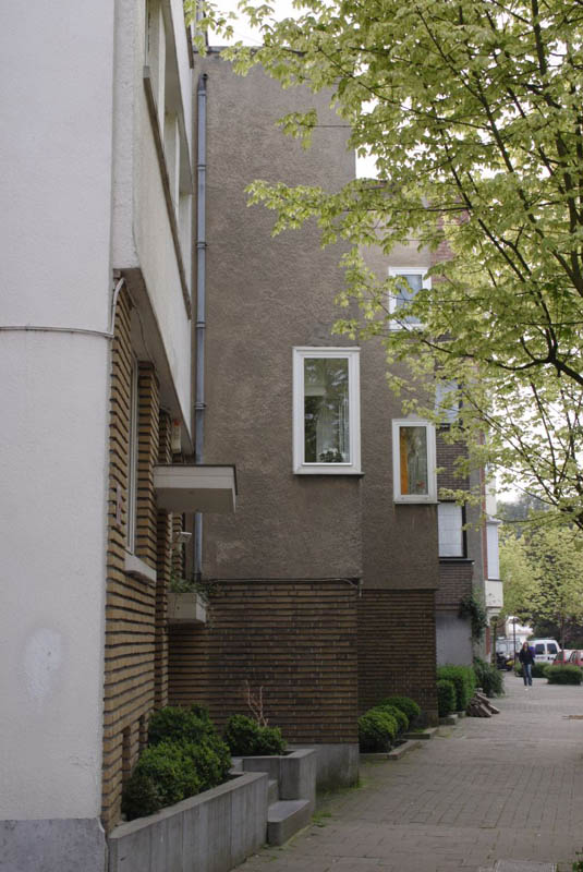 Robert_Jones_28-34_02